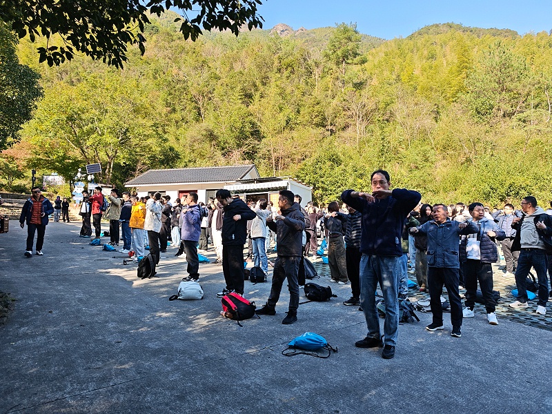 集智股份-同心同行，顶峰相见